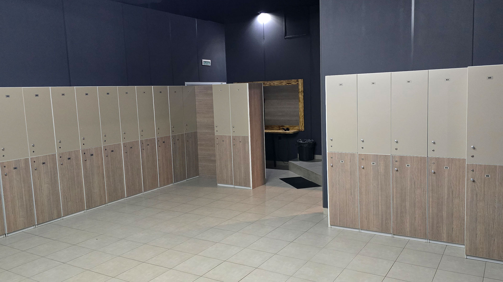 Мужская раздевалка - фото 1