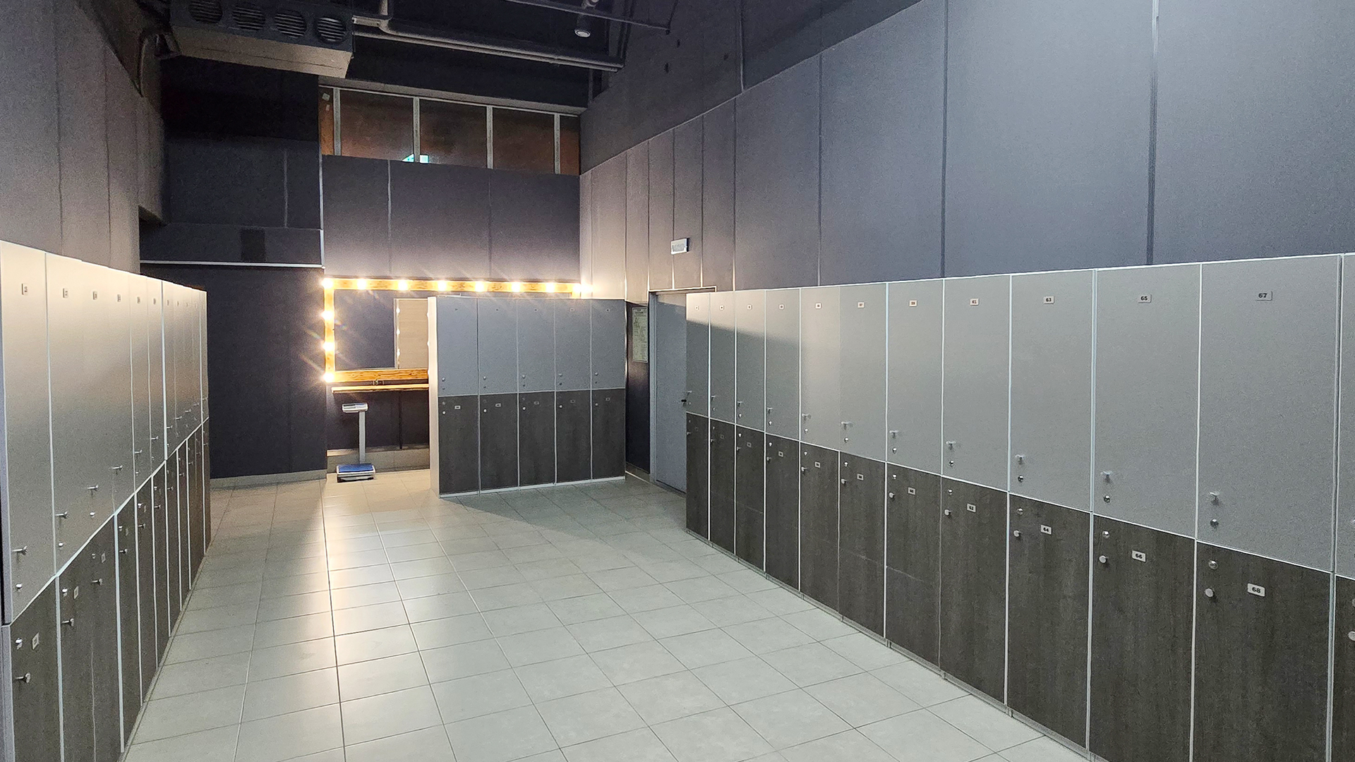 Женская раздевалка - фото 1