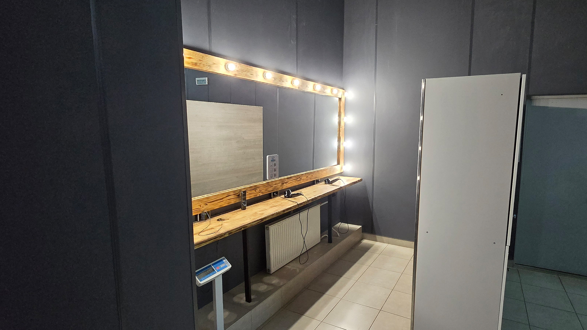 Женская раздевалка - фото 3