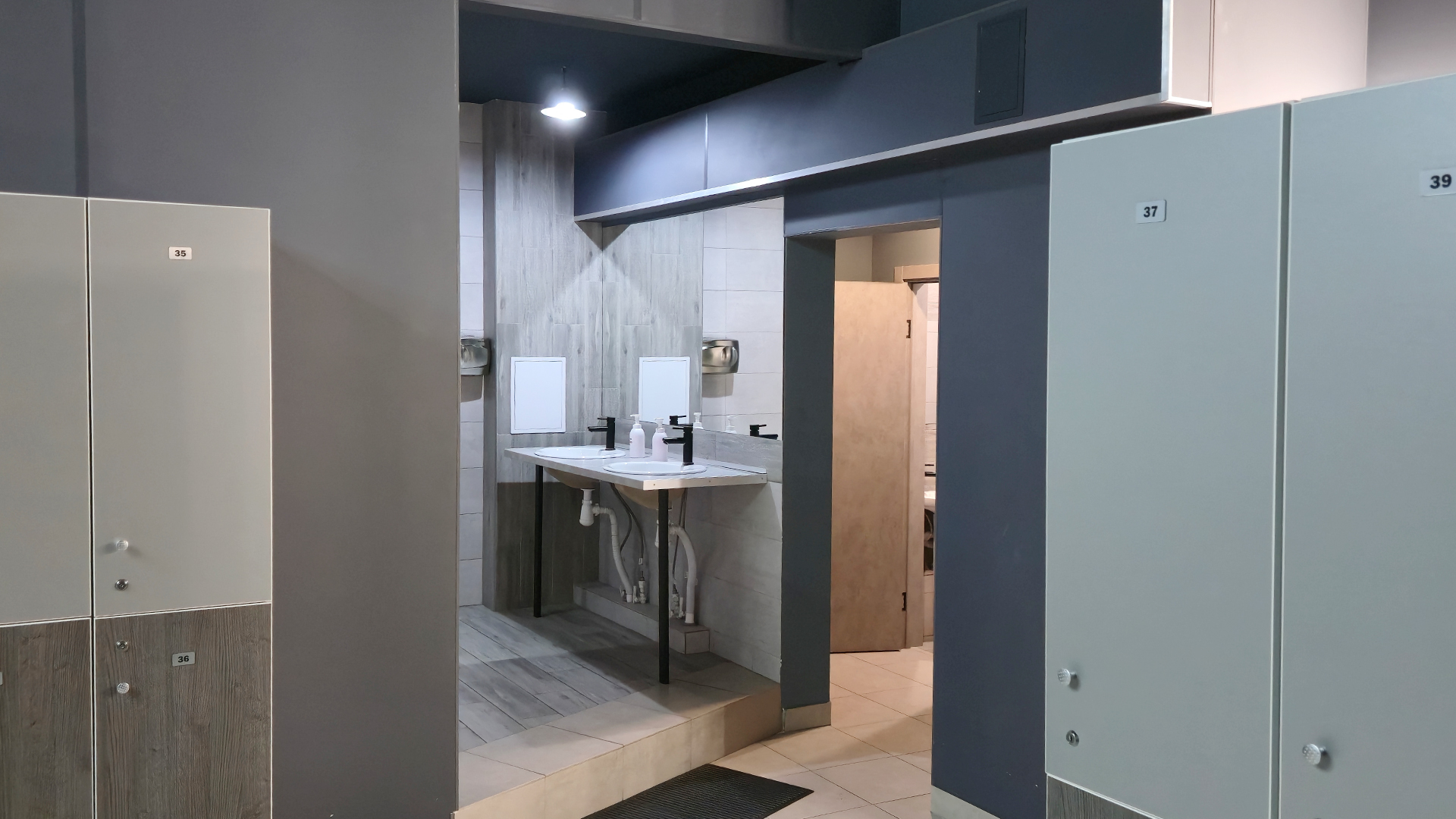 Женская раздевалка - фото 4