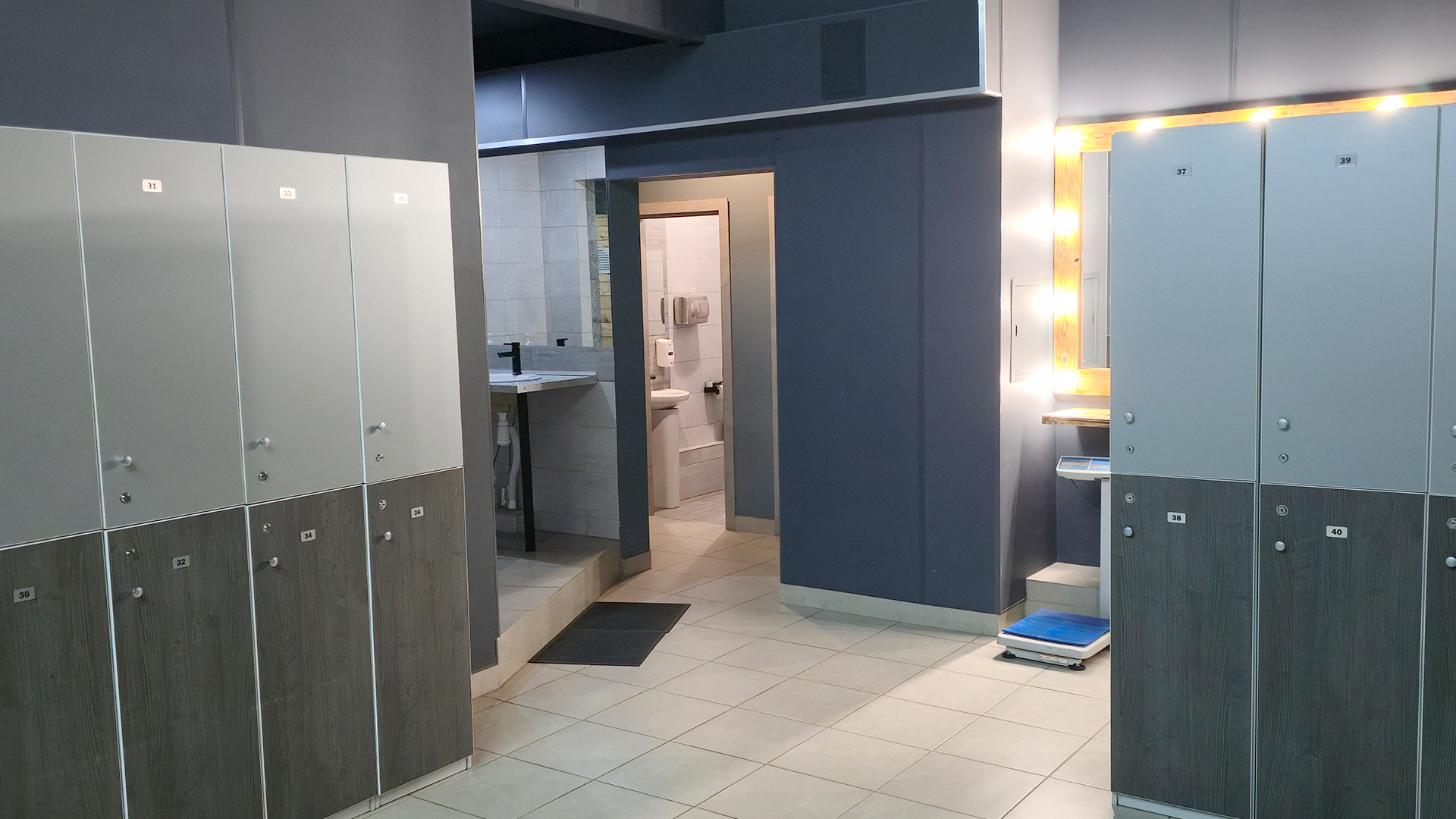 Женская раздевалка - фото 5